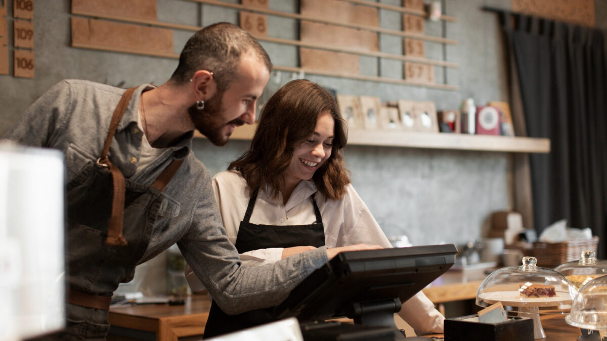 Training Frontline Workers Has Never Been Easier: Here’s How to Do It the Right Way
